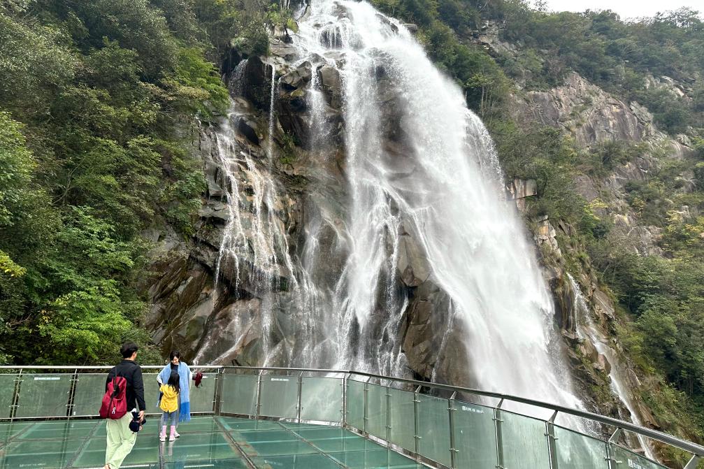 　　游客在位于安徽省安庆市岳西县黄尾镇的大别山彩虹瀑布风景区内游玩（10月12日摄）。新华社记者 栾若卉 摄